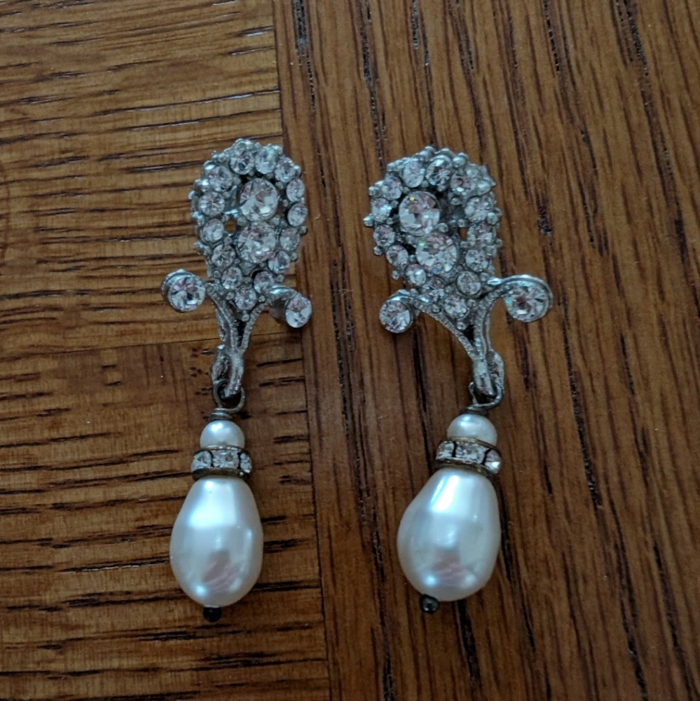 Dangly rhinestone diamond earrings